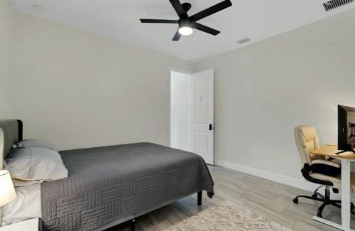 Wedgefield House | SpaceX BY R3 Shared Bath