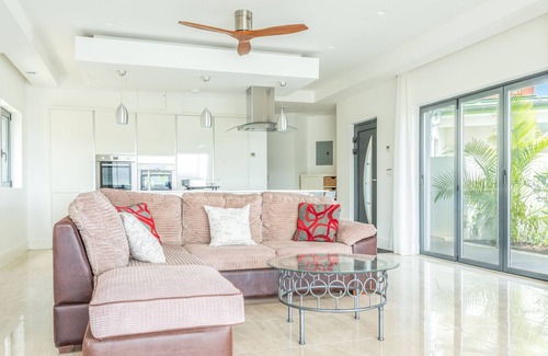 English Harbour Apartment | Spacious 1 bedroom apartment with pool, WiFi, AC in charming English Harbor area