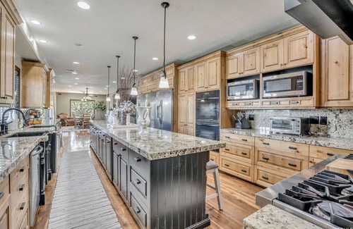 Bluffdale House | Spacious 10-bedroom Luxury Home with Fitness and Game room in charming Bluffdale