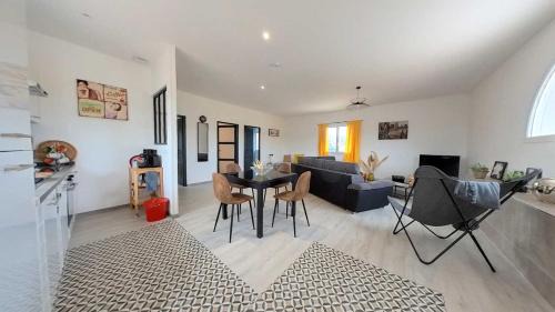 Nezignan-L'Eveque Apartment | Spacious 2 bedroom Apartment with Garden Near Pezenas