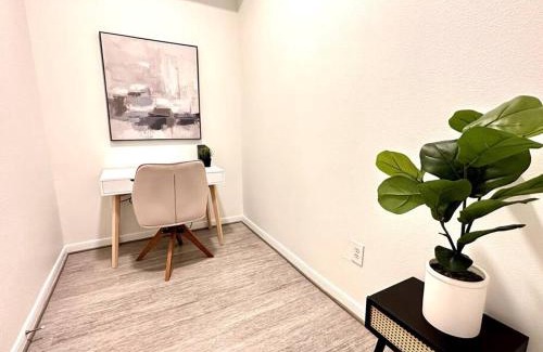 Montrose Apartment | Spacious 2b, 2b apartment in the heart of Midtown