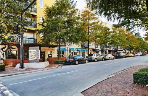 Montrose Apartment | Spacious 2b, 2b apartment in the heart of Midtown