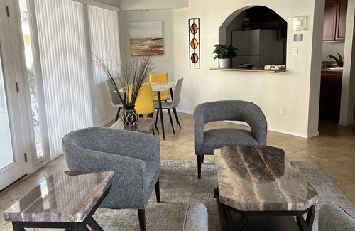 Paradise Valley Village Condo | Spacious 2bd 2ba Condo, 20 min to Old Town, walk to restaurants, heated pool🌴☀️⛳️