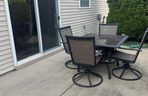 Schererville House | Spacious 2BR/2BA Home w/Modern Comforts – Near Chicago & Indiana Dunes!