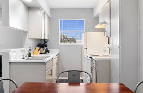 North University Apartment | Spacious 2BR/2BA in Hydepark 9232