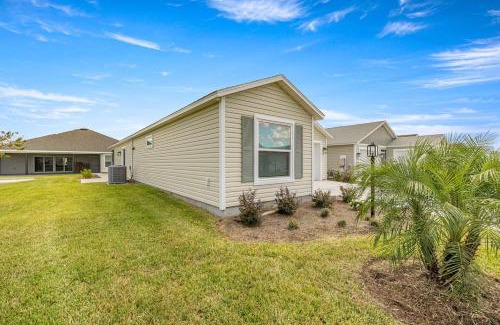 Sumter County House | Spacious 2BR in The Villages With Golf Cart and King Bed