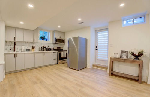 Churchill Meadows Apartment | Spacious 2BR Suite Fully Equipped W/Free Parking!