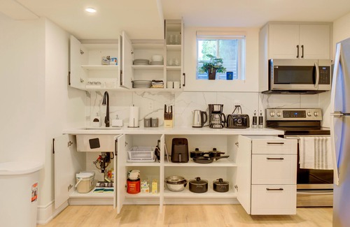 Churchill Meadows Apartment | Spacious 2BR Suite Fully Equipped W/Free Parking!