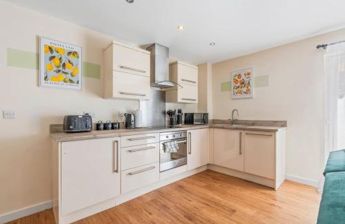 Leicester City Centre Apartment | Spacious 3-Bed Ground Floor Apartment in Central Location, Family Friendly, Free Wi-Fi, Sleeps 7