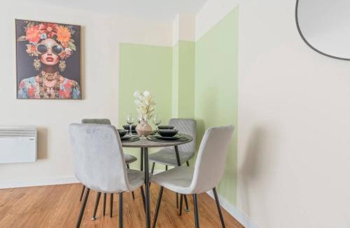 Leicester City Centre Apartment | Spacious 3-Bed Ground Floor Apartment in Central Location, Family Friendly, Free Wi-Fi, Sleeps 7