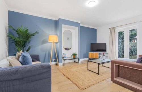 Heston Central House | Spacious 3-Bed House with car park near Heathrow