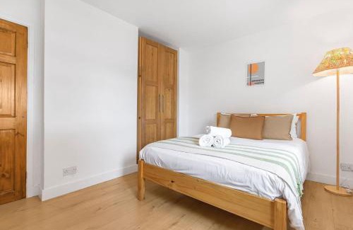 Heston Central House | Spacious 3-Bed House with car park near Heathrow