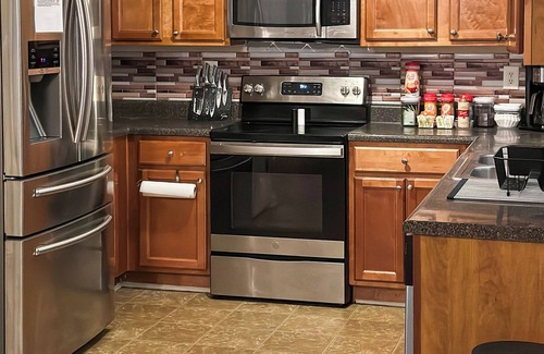 Riverdale House | Spacious 3 bedroom Getaway: Perfect for families: 10 mins away from Airport