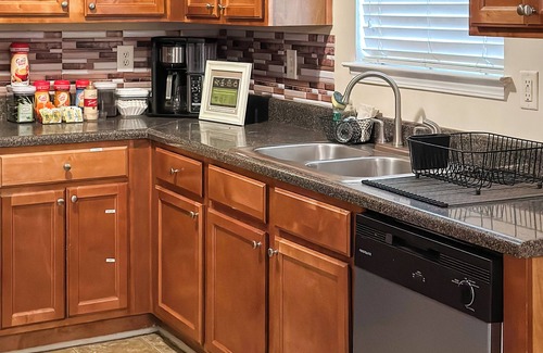 Riverdale House | Spacious 3 bedroom Getaway: Perfect for families: 10 mins away from Airport