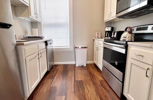 Shaw Apartment | Spacious 3 Bedroom Sleeps 5 - Walk to Botanical Garden - Long Term Pet Friendly