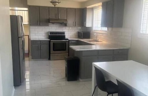 Downsview Apartment | Spacious 3 Bedroom Suite