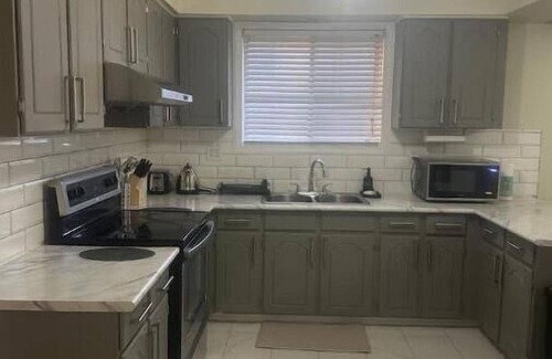 Downsview Apartment | Spacious 3 Bedroom Suite