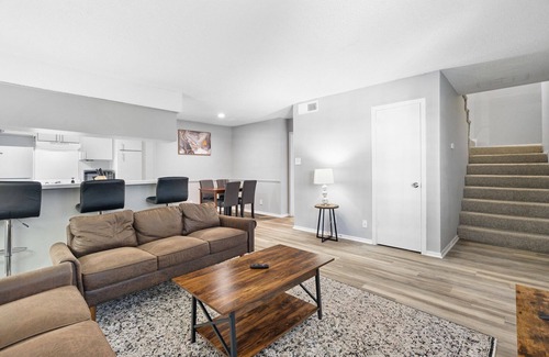 North University Apartment | Spacious 3BR/2BA next to UT 9768