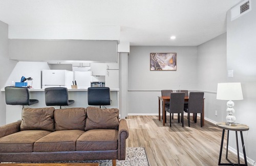 North University Apartment | Spacious 3BR/2BA next to UT 9768