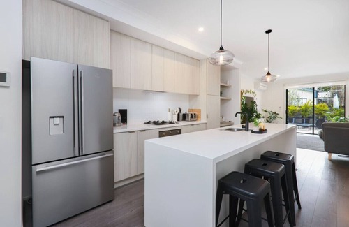 West Footscray Apartment | Spacious 3BR Family Home with Backyard, Fast WiFi, and Free Carpark