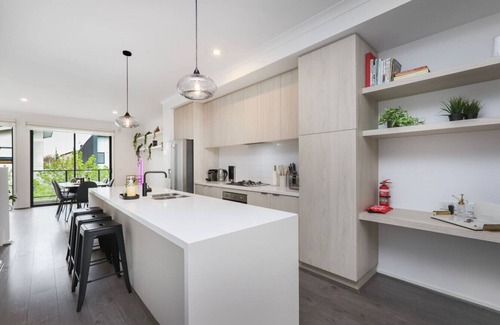 West Footscray Apartment | Spacious 3BR Family Home with Backyard, Fast WiFi, and Free Carpark