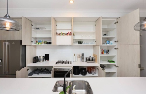 West Footscray Apartment | Spacious 3BR Family Home with Backyard, Fast WiFi, and Free Carpark
