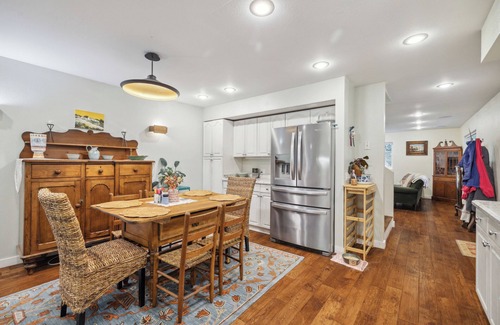 Brookdale House | Spacious 4-bedroom house in lovely Brookdale with fitness room, WiFi