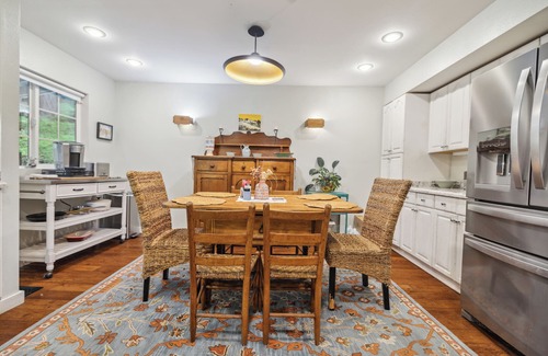 Brookdale House | Spacious 4-bedroom house in lovely Brookdale with fitness room, WiFi