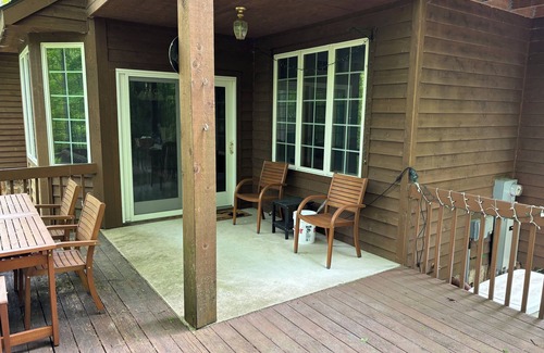 Bellaire House | Spacious 4-bedroom house in beautiful Bellaire with WiFi, AC
