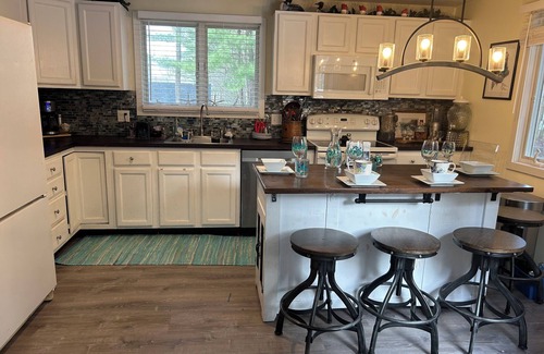 Moody House | Spacious 4-bedroom house in charming Wells with AC, full kitchen, WiFi