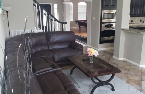 Barker House | Spacious 4-bedroom Spa Pool Enclosure king bed Safe Peaceful Houston