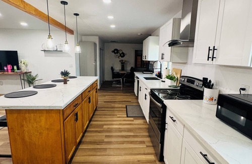 Alhambra House | Spacious 4BR Home w/Pool, BBQ & Putting Green – Near I-17