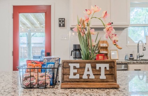Dallas House | Spacious 4BR, King Suite & Grill - 18 min from Downtown
