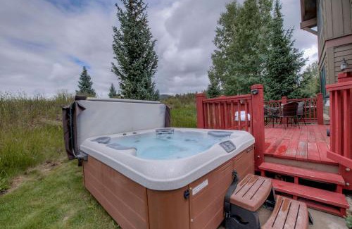 The Highlands House | Spacious 4BR Near Trails with Shuttle to Slopes