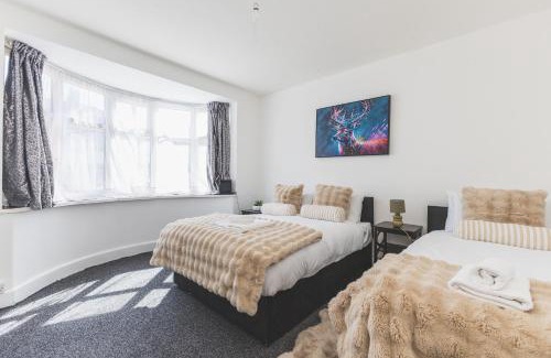 Cranford House | Spacious 5BD Home with Garden and Parking at Hounslow