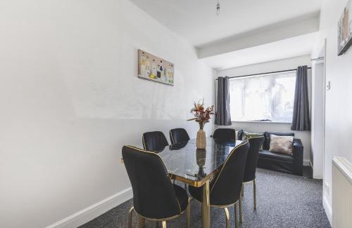 Cranford House | Spacious 5BD Home with Garden and Parking at Hounslow