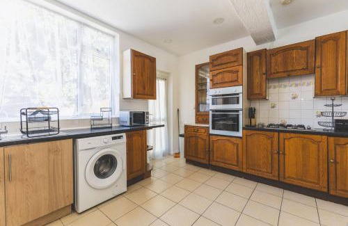 Cranford House | Spacious 5BD Home with Garden and Parking at Hounslow
