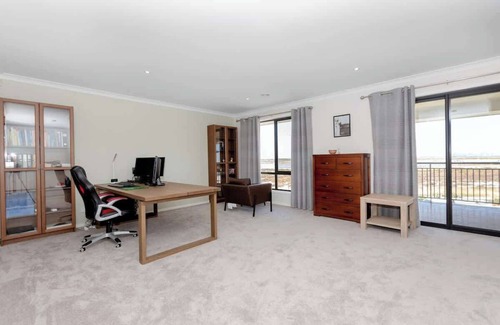 Point Cook House | Spacious 5BR Waterfront Home|Workspace|Golf|City Views