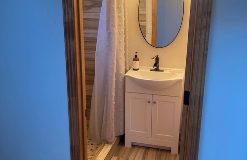 Downey Cabin | Spacious 6-bedroom, 6 bathroom lodge at Malad Summit with WiFi, AC.