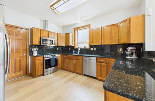 West Juneau House | Spacious 6BR | Cruise Views, Soaking Tub and More