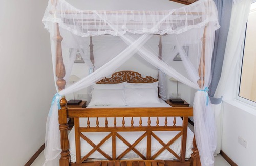 Hikkaduwa Hotel | Spacious 7-bedroom Private Rooms in a Villa in serene Hikkaduwa with AC -