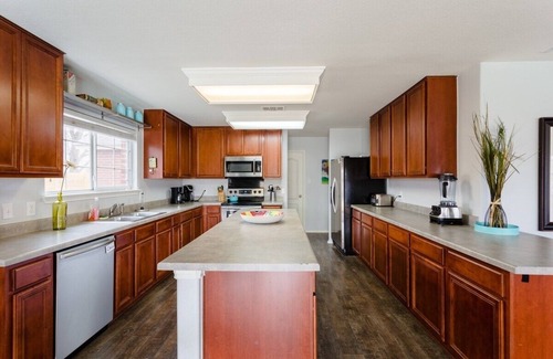 Pflugerville House | Spacious 7BR Getaway with Pool, Hot Tub & Arcades