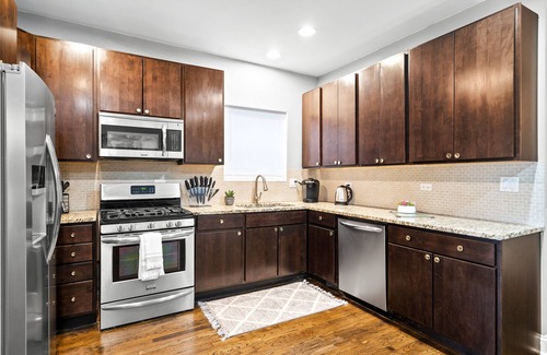 Avondale House | Spacious 8 BDRM + 2 Kitchens + Garage! Sleeps 16!