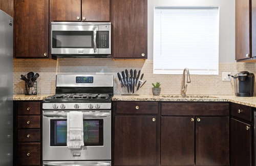 Avondale House | Spacious 8 BDRM + 2 Kitchens + Garage! Sleeps 16!