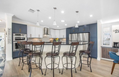 Truckland House | Spacious and cozy! 3 min from beaches, Prime location with shopping & dining!