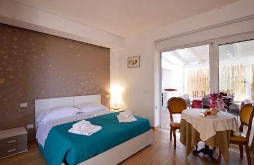 Pozzallo Apartment | Spacious apartment in Pozzallo, sea view, shared pool