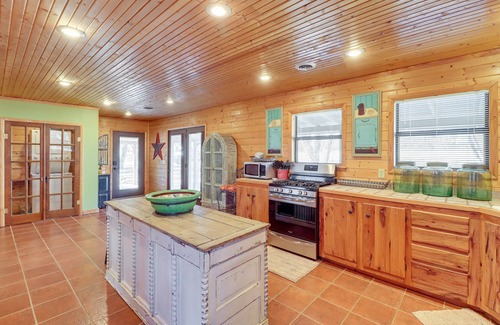 Flippin Cabin | Spacious Cabin w/Private Dock on White River!