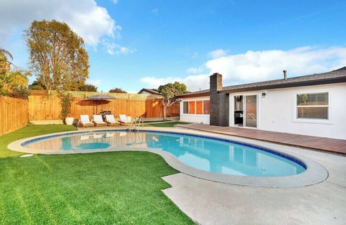 Serra Mesa House | Spacious & Central 5-bedroom house in San Diego with Pool + Firepit, Sleeps 11