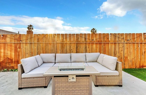 Serra Mesa House | Spacious & Central 5-bedroom house in San Diego with Pool + Firepit, Sleeps 11