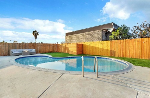 Serra Mesa House | Spacious & Central 5-bedroom house in San Diego with Pool + Firepit, Sleeps 11